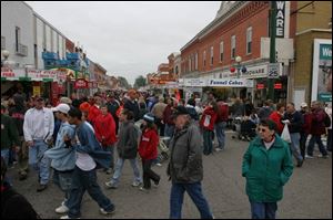 A bundled-up crowd braves cold weather to stop downtown for the annual Oak Harbor Apple Festival. 
