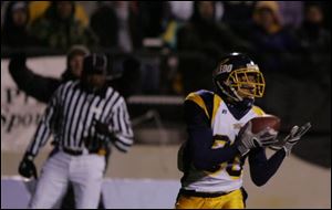 Steve Odom hauls in a pass from Bruce Gradkowski for Toledo s first touchdown.
