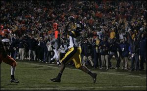 Toledo s Chris Hopkins catches the game-winning touchdown from Bruce Gradkowski in the second overtime period. It was the tight end s second TD of the night.
