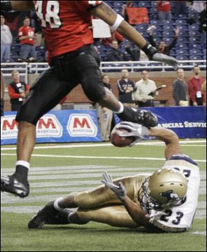 Akron wide receiver Domenick Hixon scores the game-winning touchdown on a 36-yard pass from Luke Getsy with 10 seconds left to give the Zips a 31-30 victory over Northern Illinois at Ford Field in Detroit in the Mid-American Conference championship game. It was the first title in any conference in Akron history. The Zips will play in the Motor City Bowl.