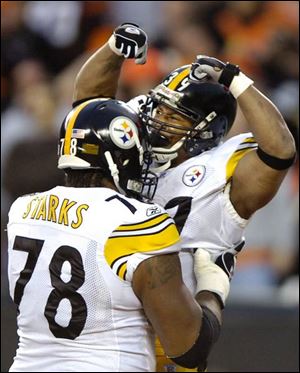 Steelers running back Willie Parker celebrates his second-quarter touchdown catch with tackle Max Starks (78).