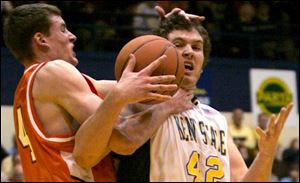 Bowling Green's Matt Lefeld fouls Kent State's Kevin Warzynski during the second half. 