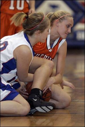 Springfield s Kelcee Gwozdz, left, and Southview s Liz Tansey get tangled on the floor while fighting
for the basketball. 