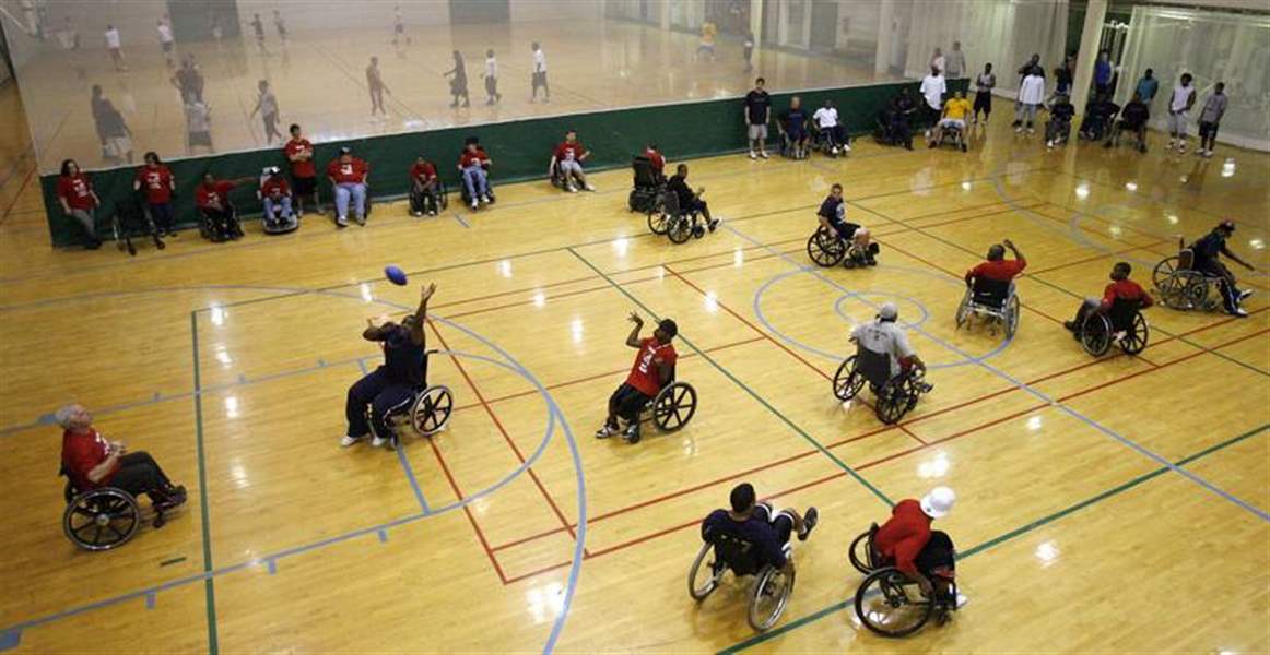Wheelchair-team-schools-Rockets-in-football-game-2
