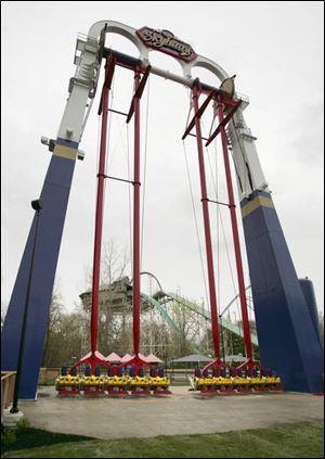 
Cedar Point in Sandusky has added Skyhawk, the world s tallest swing ride, to its repertoire of thrill machines.

