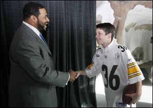 Jerome Bettis shakes hands with 13-year-old Steelers fan Reed Silverman of Toledo at the Toledo Zoo where Bettis was speaking.