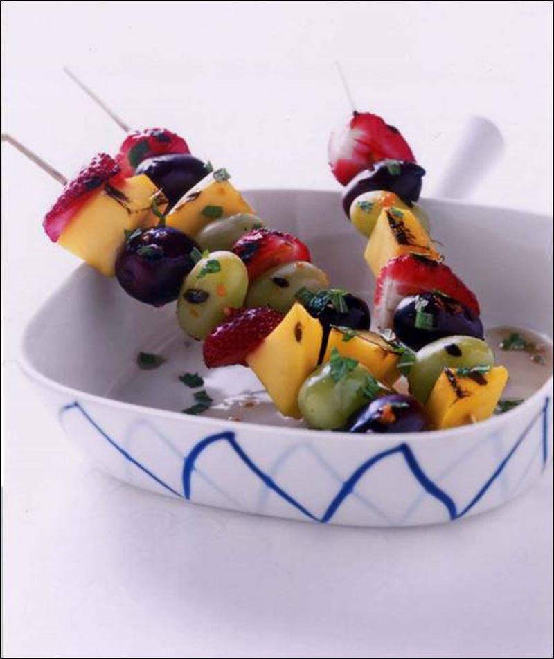 Shower food Choose appetizers and desserts that are easy to make, eat