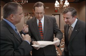 Fund-raiser Tom Noe, Gov. Bob Taft, and then-GOP National Chairman Ed Gillespie, from left, meet before the Lucas County GOP s Lincoln Day Dinner in Maumee in 2004.
