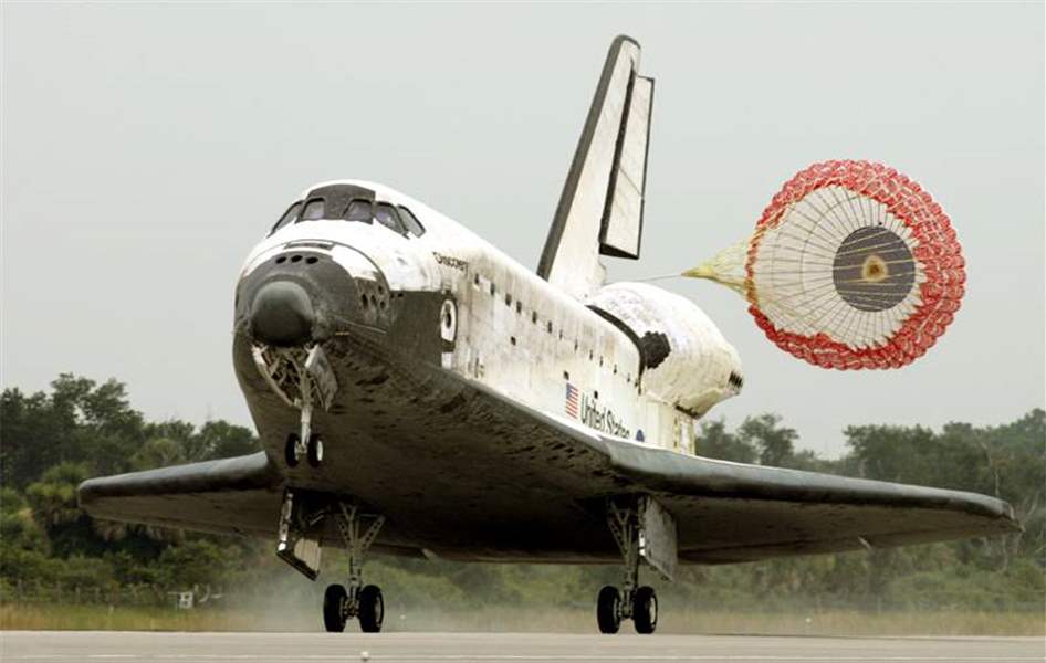 Shuttle-Discovery-returns-home