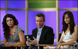 Actresses Lauren Graham, left, and Alexis Bledel listen as new producer David Rosenthal answers questions about
the upcoming season of Gilmore Girls on The CW.
