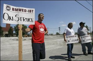 The track maintenance union's pickets are posted at the railroad's Lang Yard in north Toledo.