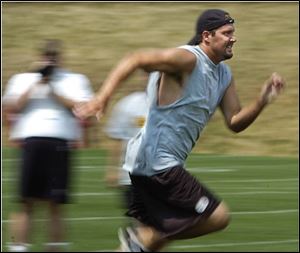 Steelers quarterback Ben Roethlisberger runs one of 14 40-yard dashes yesterday in the team's annual run test.