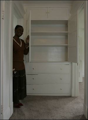 E. Michelle Mickens of the
Toledo Community Development
Corp. shows off an
original cabinet in the home
at 1044 Lincoln Ave.
