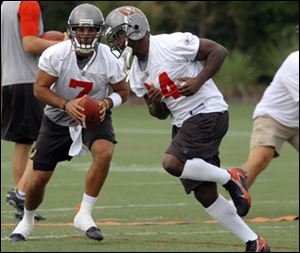 Bruce Gradkowski gets ready to hand off to Cadillac Williams during a Tampa Bay Buccaneers practice last week.