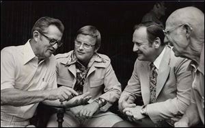 Stories were exchanged at the BGSU Lettermen s Club in 1977 by, from left, former Falcon coach Doyt Perry, Purdue s Jim Young, Michigan s Bo Schembechler and club offi cer Jim O Brien.