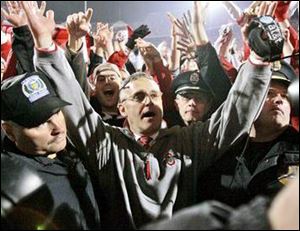 Ohio State head coach Jim Tressel sings the school's alma mater 