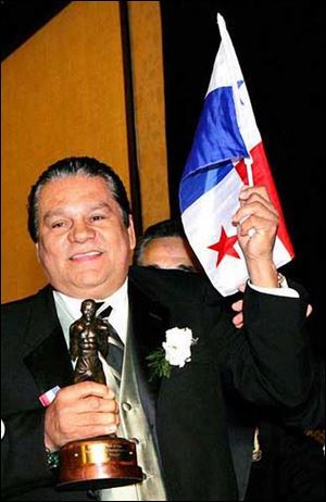 
Boxing legend Roberto Duran holds one of Steve Harpst s trophies of The Prizefighter at the October induction ceremony.