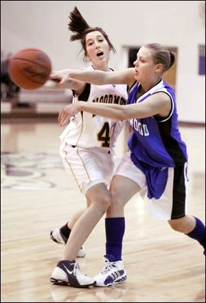 Woodmore s Brittany Carver (40) pressures Elmwood s Elizabeth Wagner who gets a pass off to a teammate during last night s contest. Woodmore led at halftime 21-20.