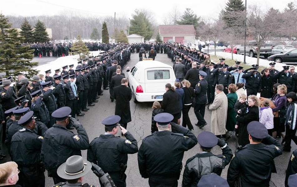 Thousands-salute-slain-Toledo-police-officer