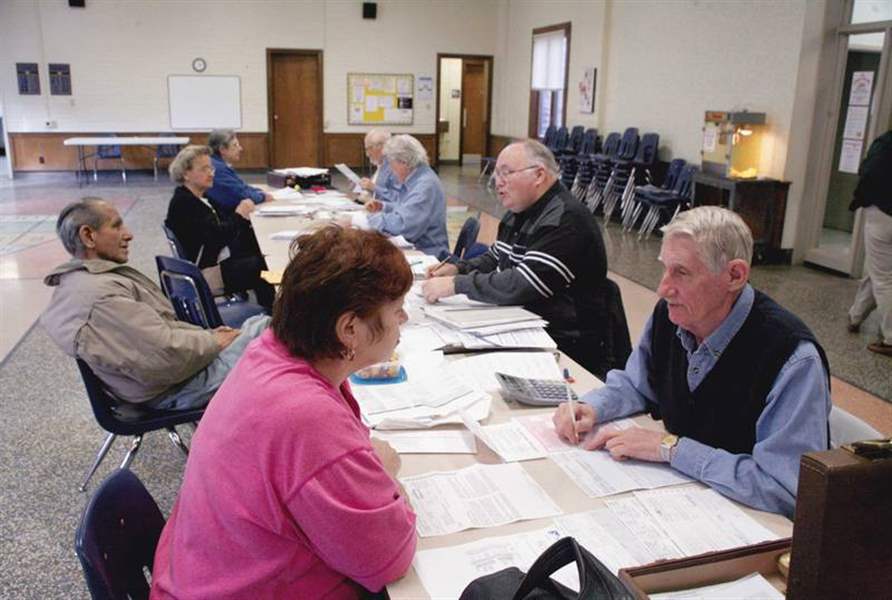 Volunteers-give-free-help-to-needy-tax-filers-in-area