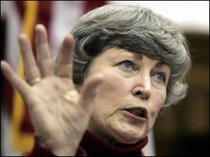 Elaine Thompson testifies during a custody hearing in this Dec. 9, 2005 file photo.