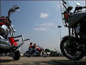 Motorcyclists arrive in Sandusky, Ohio, Friday, June 1, 2007, for Ohio Bike Week, a 10-day motorcycle rally based at the Erie County Fairgrounds.  Many of the bikers started in this parking lot behind the Roeder Harley Davidson dealership which held a "Kick Start Party" to open the bike rally. (AP Photo/The Plain Dealer, Chris Stephens) **  MANDATORY CREDIT **