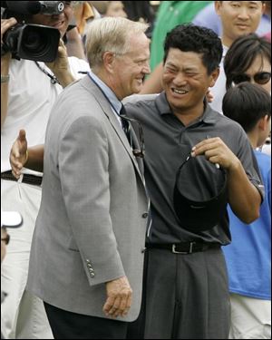 Jack Nicklaus, left, congratulates K.J. Choi on the 18th green yesterday at the Memorial tournament in Dublin, Ohio. The Korean won the event, posting a 17-under par.