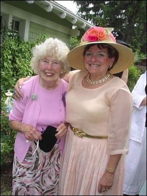 Florence Oberle, left, and Linda Pudlik at the AnTEAquers
meeting at Mrs. Oberle s Grand Rapids home.