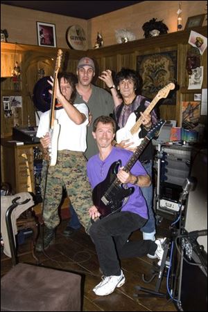 From left: Jeff Beck; Steve Bush, Ron Wood s engineer; Ron Wood,
and Jimmy McIntosh.