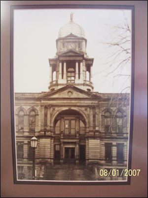 A photograph of the 1884 courthouse shows the clock tower.