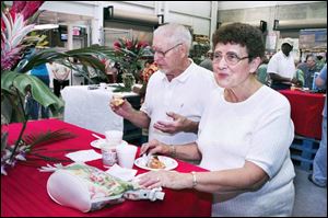 Jim and Carole Ray sample the free breakfast the store offered for early bird shoppers.
