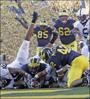 Michigan's Mike Hart stretches the ball across the goal line in the fourth quarter of the Wolverines' victory.