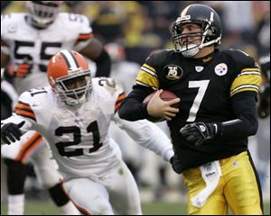 Ben Roethlisberger scrambles
for a 30-yard touchdown run
against the Browns Sunday.
