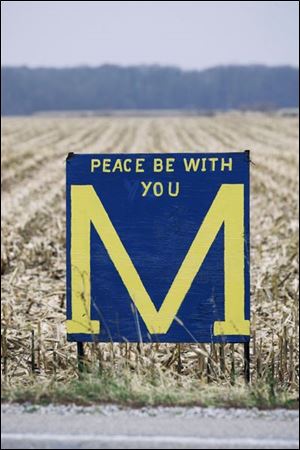A Michigan fan planted this
sign in the yard of an Ohio
State fan in Ida, Mich., in a
photo appearing on HBO.
<br>
<img src=http://www.toledoblade.com/graphics/icons/photo.gif> VIEW: <a href=
