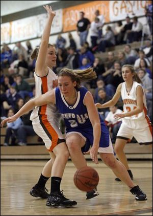 Anthony Wayne s Allison Papenfuss drives past Southview s Tiffany Scott. Papenfuss had 23 points and 17 rebounds.

