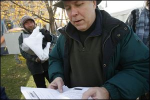 At a 2006 event, Ken Leslie, center, helped a group of homeless people, including James Jozwiak, left, obtain birth certifi cates.
