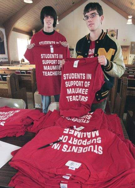 Students-T-shirts-to-support-Maumee-teachers-2