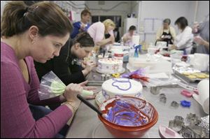 Students decorate cakes at Cakes Art Supplies.