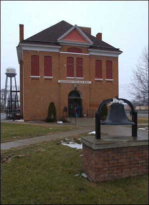 The 1884 village hall was built in the heyday of Romanesque architecture. Town hall-opera house combos were common.
