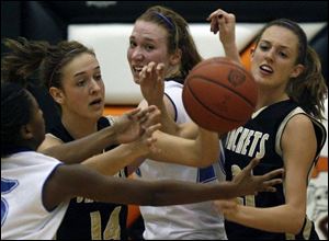 Ja  Neisha Galloway, left, Demi Moschetti, Allison Papenfuss and Aly Mesker battle for possession of the ball last night.
