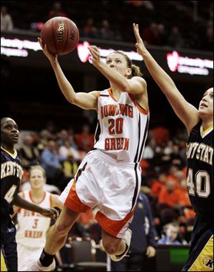 Kate Achter glides to the basket for Bowling Green. The
senior point guard scored nine points and had 11 assists.