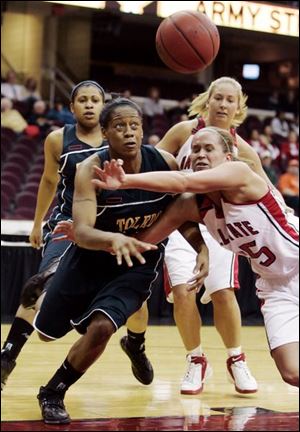 Toledo s Tamesha Scotton, left, and Ball State s Dana Moorman chase a rebound. Scotton collected 11 points and eight rebounds.

