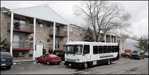 Jurors wait in a bus to tour the apartment on South Holland-Sylvania Road where Tammy Bowlin Macrae was killed.
