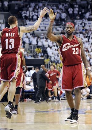 Delonte West gets a high fi ve from LeBron James after his 3-pointer with 5.4 seconds left.
