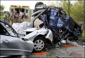 Rescue crews survey the scene of a crash in West Springfield, Pa. Six of seven people were killed when a minivan crashed near the Ohio-Pennsylvania border. ( ERIE TIMES-NEWS ) 
<br>
<img src=http://www.toledoblade.com/assets/gif/weblink_icon.gif> <b><font color=red>READ: </b></font color=red> <a href=