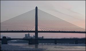 The Veterans Glass City Skyway bridge at dusk. (THE BLADE)
<br>
<img src=http://www.toledoblade.com/assets/gif/weblink_icon.gif> <b><font color=red>VIEW: </b></font color=red> <a href=