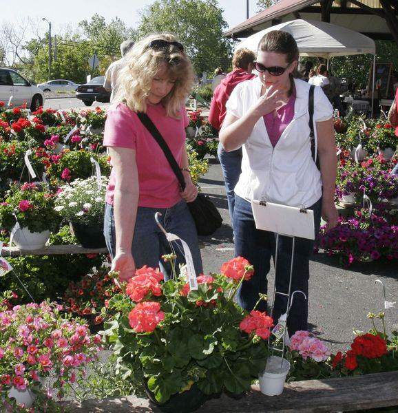 Toledo-Farmers-Market-s-Flower-Day-blooms-with-crowds-3