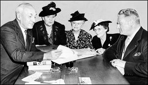 Joel S. Rhinefort, left, and Sheriff Charles Hennessy meet in 1946 with Martha Welling, Mrs. Mark
Winchester, and Lulu Gleason to discuss a liquor sale ban near the Lucas County fairgrounds.
