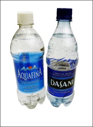 KRT LIFESTYLE STORY SLUGGED: HEALTH-BOTTLEDWATER KRT PHOTO BY JAMES F. QUINN/CHICAGO TRIBUNE (April 11) Aquafina and Dasani bottled water. (mvw) 2003