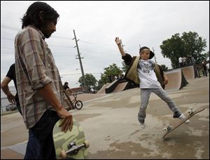 Slug:  NBRN skaters03p    Date: 06/25/2008         The Blade/Andy Morrison       Location: Monroe      Caption:  Professional skateboarder Kenny Anderson watches Jacob Jennings, 8, Monroe, try a trick during a skating demonstration and instructional clinic at the Monroe Sports Complex, Wednesday, 06/25/2008.       Summary: